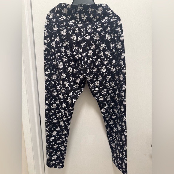 PINK Victoria's Secret Black and White Floral Leggings - Picture 5 of 7